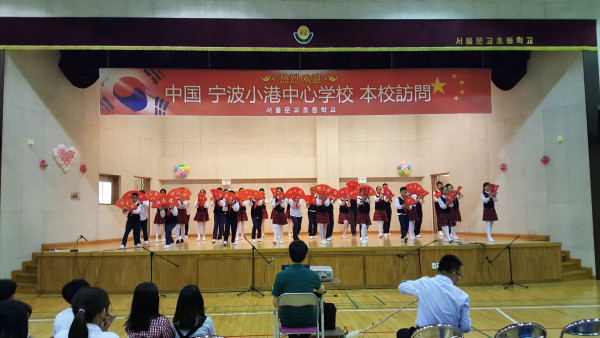 3. 중국학생 부채춤.jpg